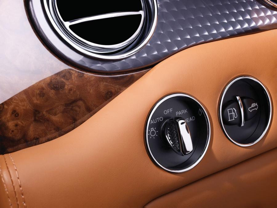 Детали интерьера Bentley Azure T 2008 года  (WW) (фото 2 из 21)